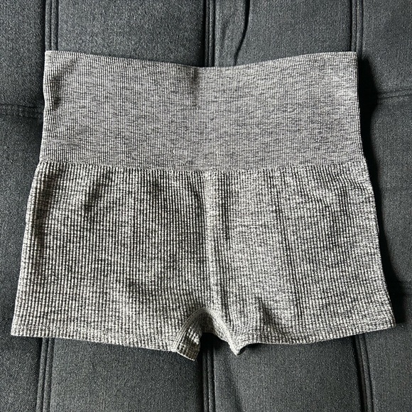 Colsie Gray Ribbed Bike Shorts - Picture 5 of 6